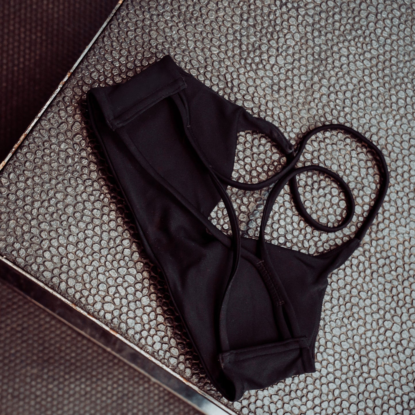 CROSS-BACK SPORTS BRA